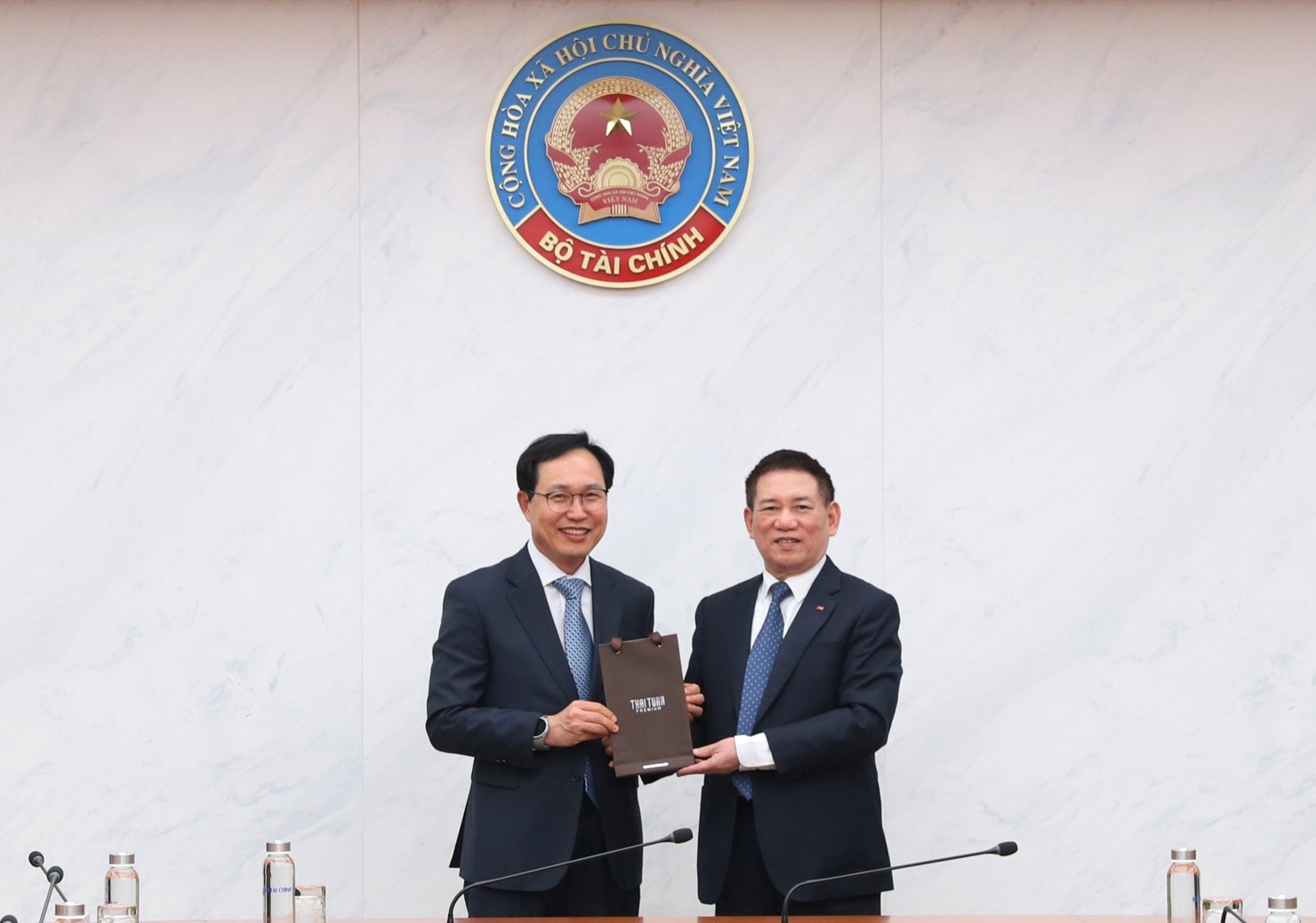 Bộ trưởng Hồ Đức Phớc v&agrave;&nbsp;Tổng Gi&aacute;m đốc Tổ hợp Samsung Việt Nam&nbsp;Choi Joo Ho.