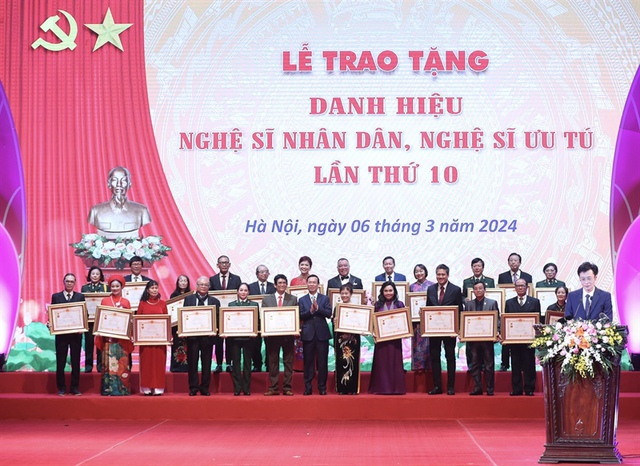 Chủ tịch nước V&otilde; Văn Thưởng trao tặng danh hiệu NSND cho c&aacute;c văn nghệ sĩ - Ảnh: VGP/Trần Huấn