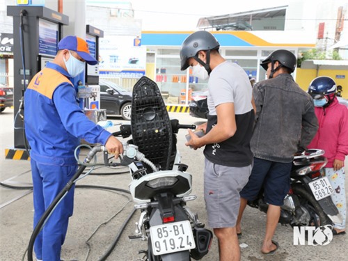Người tiêu dùng đổ xăng tại Chi nhánh Xăng dầu Ninh Thuận. Ảnh: Văn Nỷ