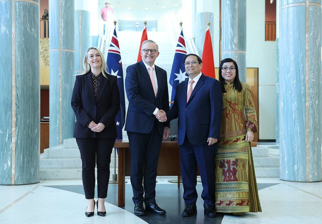 Thủ tướng Phạm Minh Ch&iacute;nh v&agrave; Phu nh&acirc;n c&ugrave;ng Thủ tướng Australia v&agrave; Phu nh&acirc;n - Ảnh: VGP/Nhật Bắc