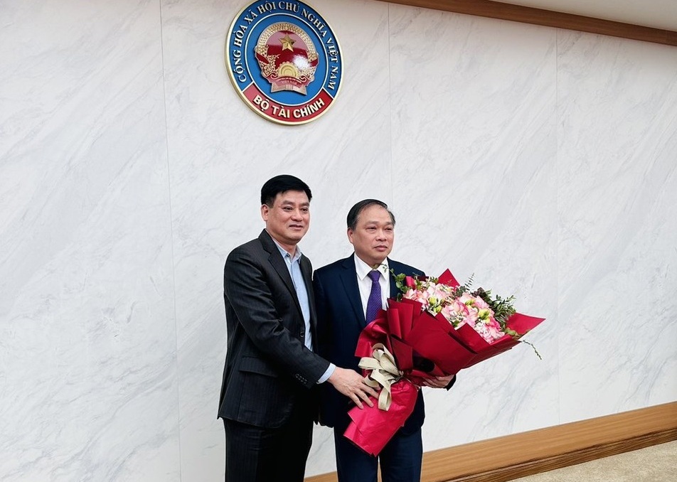 &Ocirc;ng Ho&agrave;ng Văn Thu -&nbsp; Ph&oacute; Chủ tịch UBCKNN tặng hoa ch&uacute;c mừng &ocirc;ng Lương Hải Sinh.