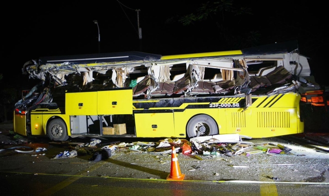 Xe giường nằm biến dạng sau tai nạn rạng sáng 5/3 làm 6 người chết.Ảnh: Công an tỉnh Tuyên Quang 