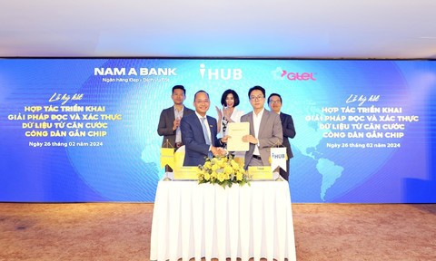Đại diện Nam A Bank và IHUB ký kết hợp tác - Ảnh: Nam A Bank