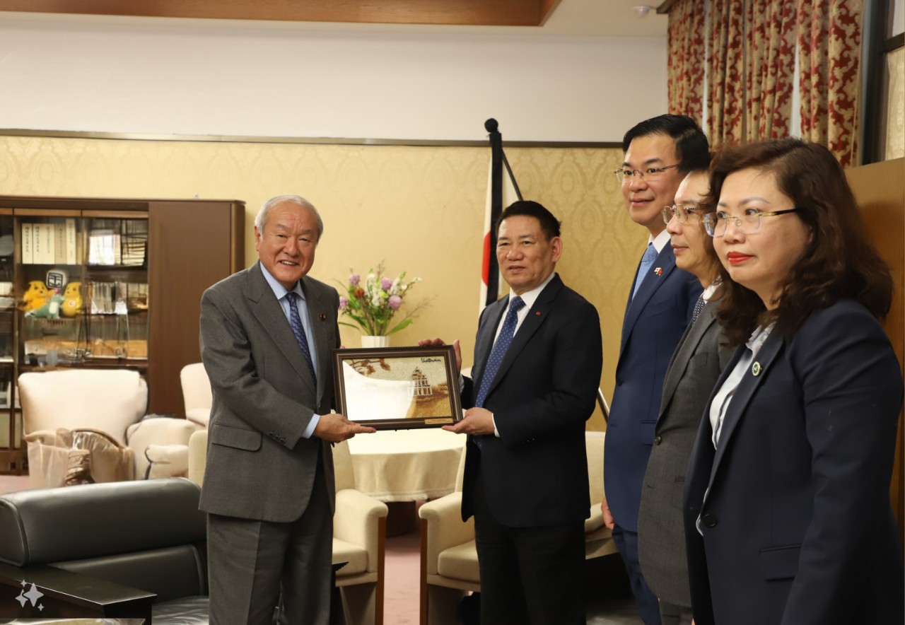 Bộ trưởng Hồ Đức Phớc trao qu&agrave; lưu niệm tới Bộ trưởng Shunichi Suzuki.
