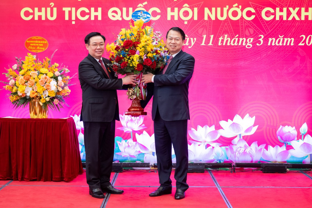 Thứ trưởng Bộ T&agrave;i ch&iacute;nh Nguyễn Đức Chi tặng hoa ch&uacute;c mừng Chủ tịch Quốc hội Vương Đ&igrave;nh Huệ.