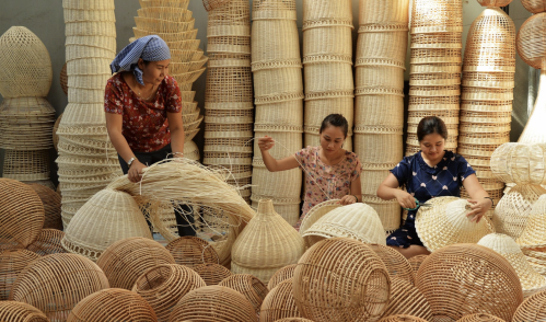 Thủ công mỹ nghệ là một trong những hàng hoá xuất khẩu thống trị của các nước đang phát triển, trong đó có Việt Nam