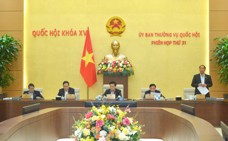 Ph&oacute; Chủ tịch Quốc hội, Thượng tướng Trần Quang Phương điều h&agrave;nh phi&ecirc;n họp. Ảnh: Hồ Long