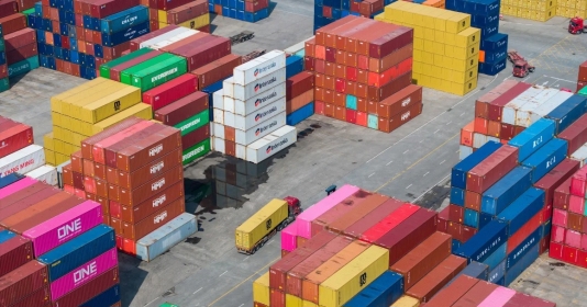 Cần cẩu dỡ container từ tàu chở hàng tại Cảng Longtan ở Nam Kinh, tỉnh Giang Tô, Trung Quốc. Ảnh CFOTO/Future Publishing via Getty Images