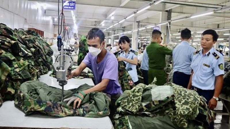 Mặt hàng quần áo được vận chuyển, đưa vào máy cắt vải công nghiệp, đảm bảo việc quần áo bị cắt vụn