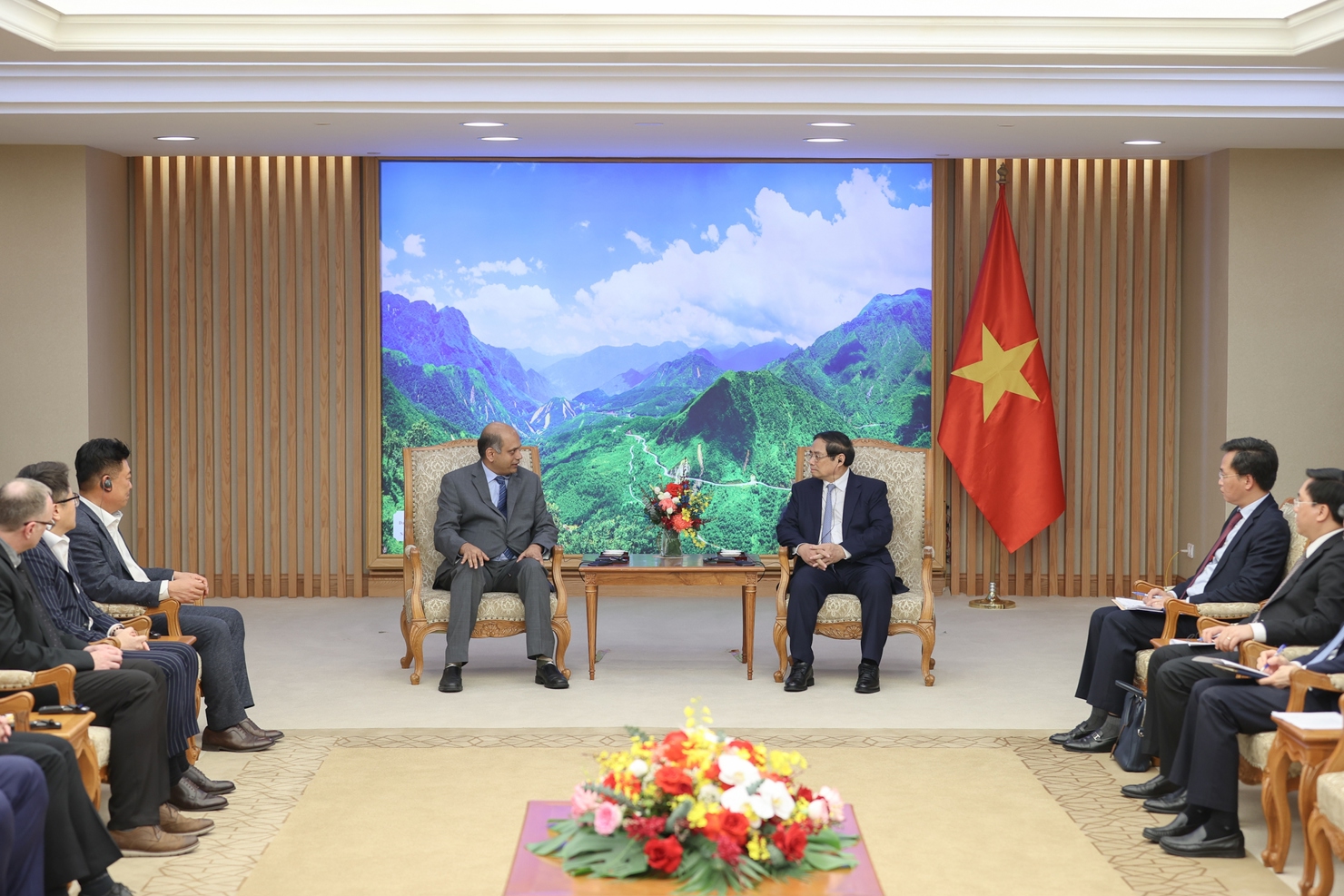 Thủ tướng Phạm Minh Chính tiếp ông Karthik Rammohan, Phó Chủ tịch cấp cao Tập đoàn Lam Research (Hoa Kỳ) và đại diện Công ty Seojin (Hàn Quốc), chiều ngày 20/3/2024. (Ảnh: VGP/Nhật Bắc)