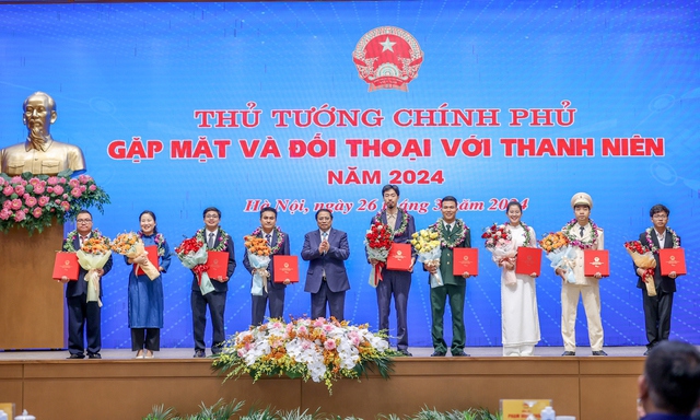 Thủ tướng Phạm Minh Ch&iacute;nh tặng qu&agrave; cho 10 gương mặt trẻ ti&ecirc;u biểu Việt Nam năm 2023 - Ảnh: VGP/Nhật Bắc