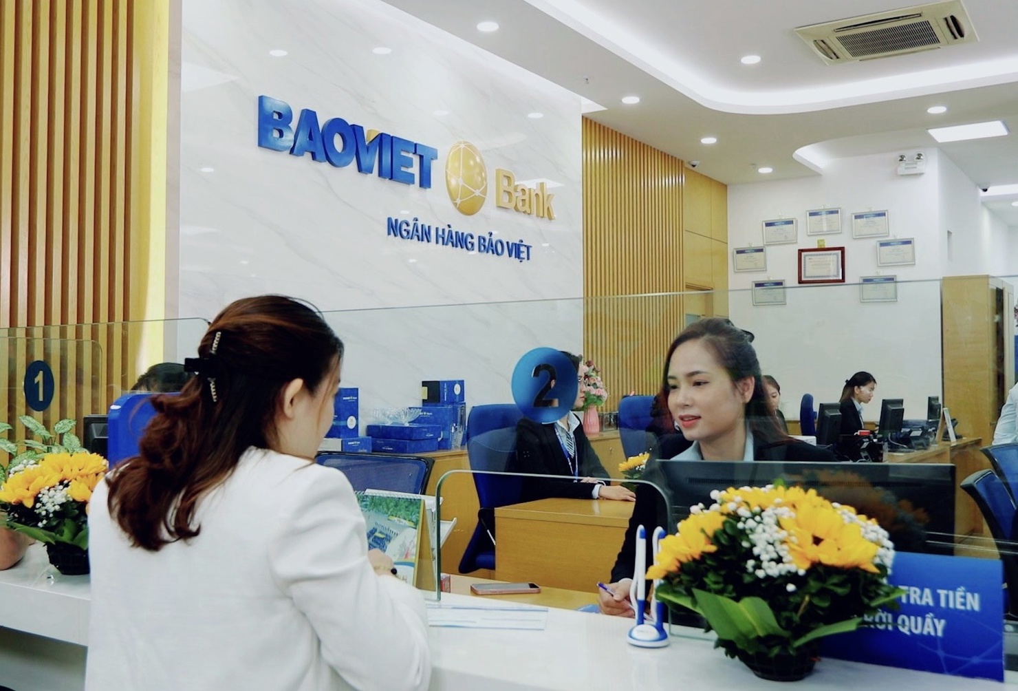 Kh&aacute;ch h&agrave;ng giao dịch tại BAOVIET Bank Chi nh&aacute;nh Sở Giao dịch.