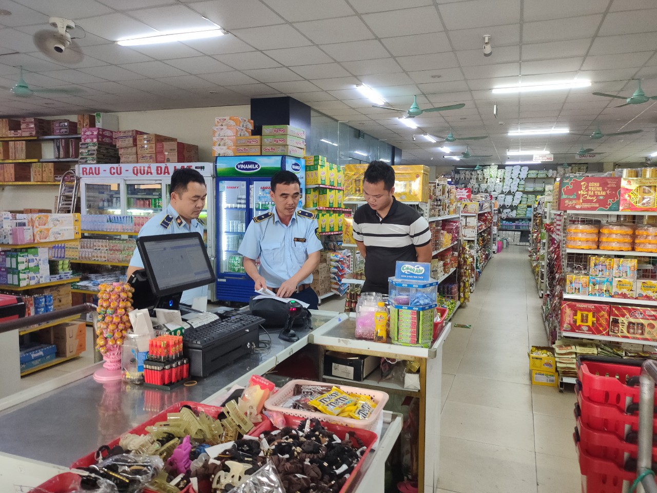 Nghệ An: Tịch thu dao cạo râu giả tại siêu thị Trung Vân - Ảnh 1
