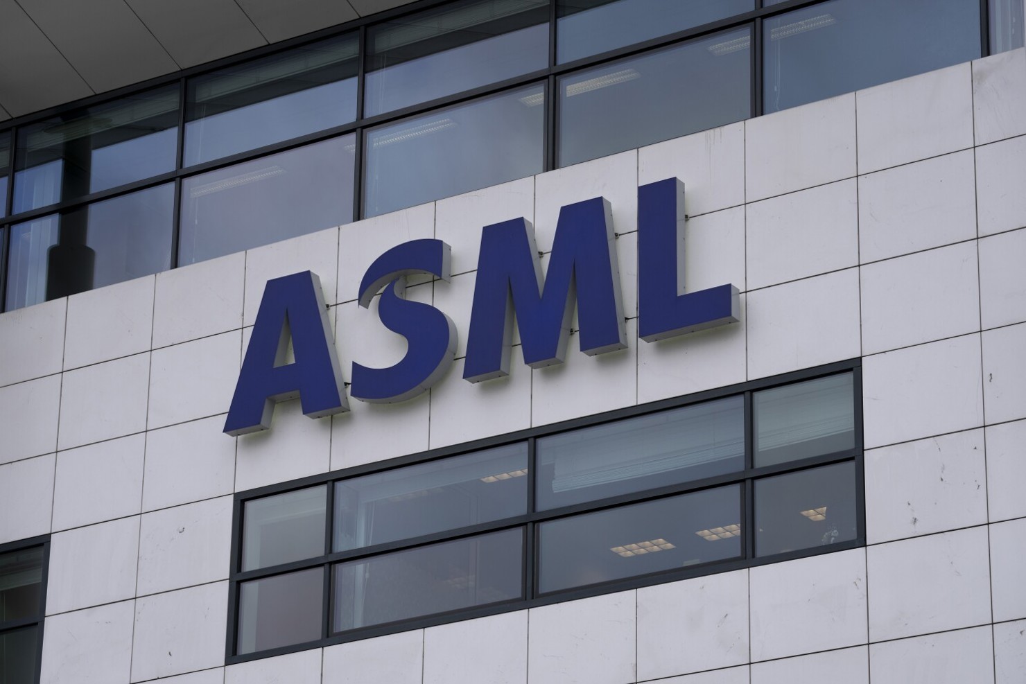 ASML - tập đoàn nắm giữ công nghệ cốt lõi, độc quyền trong ngành sản xuất chip bán dẫn.