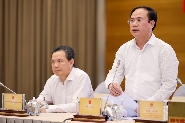 Thứ trưởng Bộ X&acirc;y dựng Nguyễn Văn Sinh trả lời tại họp b&aacute;o.