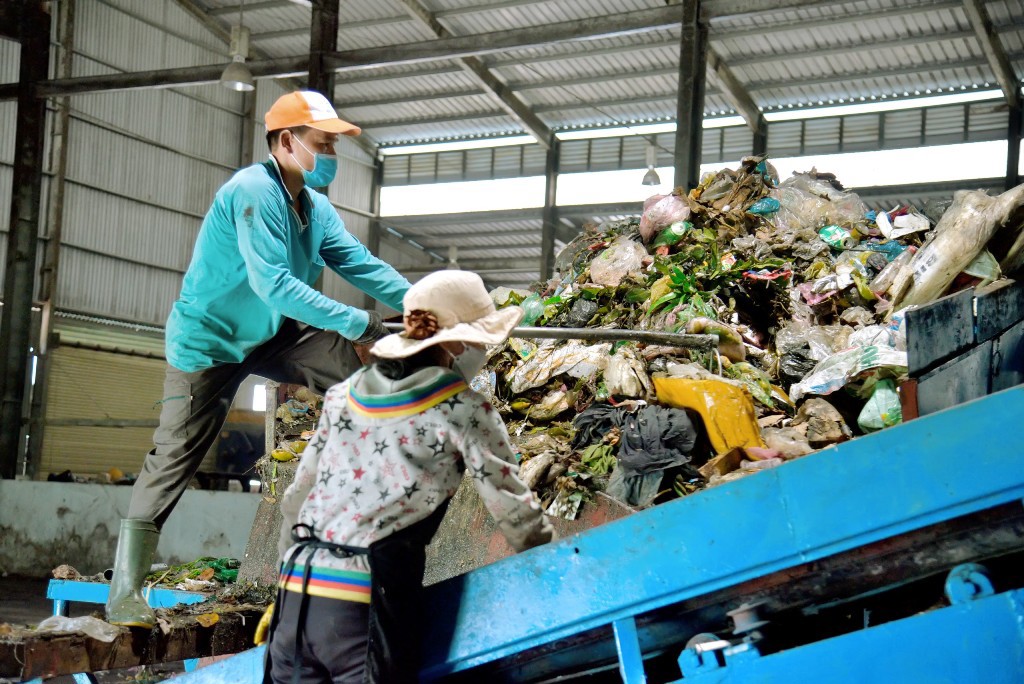 Mỗi ngày, có 150-200 tấn rác thải sinh hoạt nhưng TP. Phú Quốc chưa có nhà máy xử lý rác chính thức hoạt động