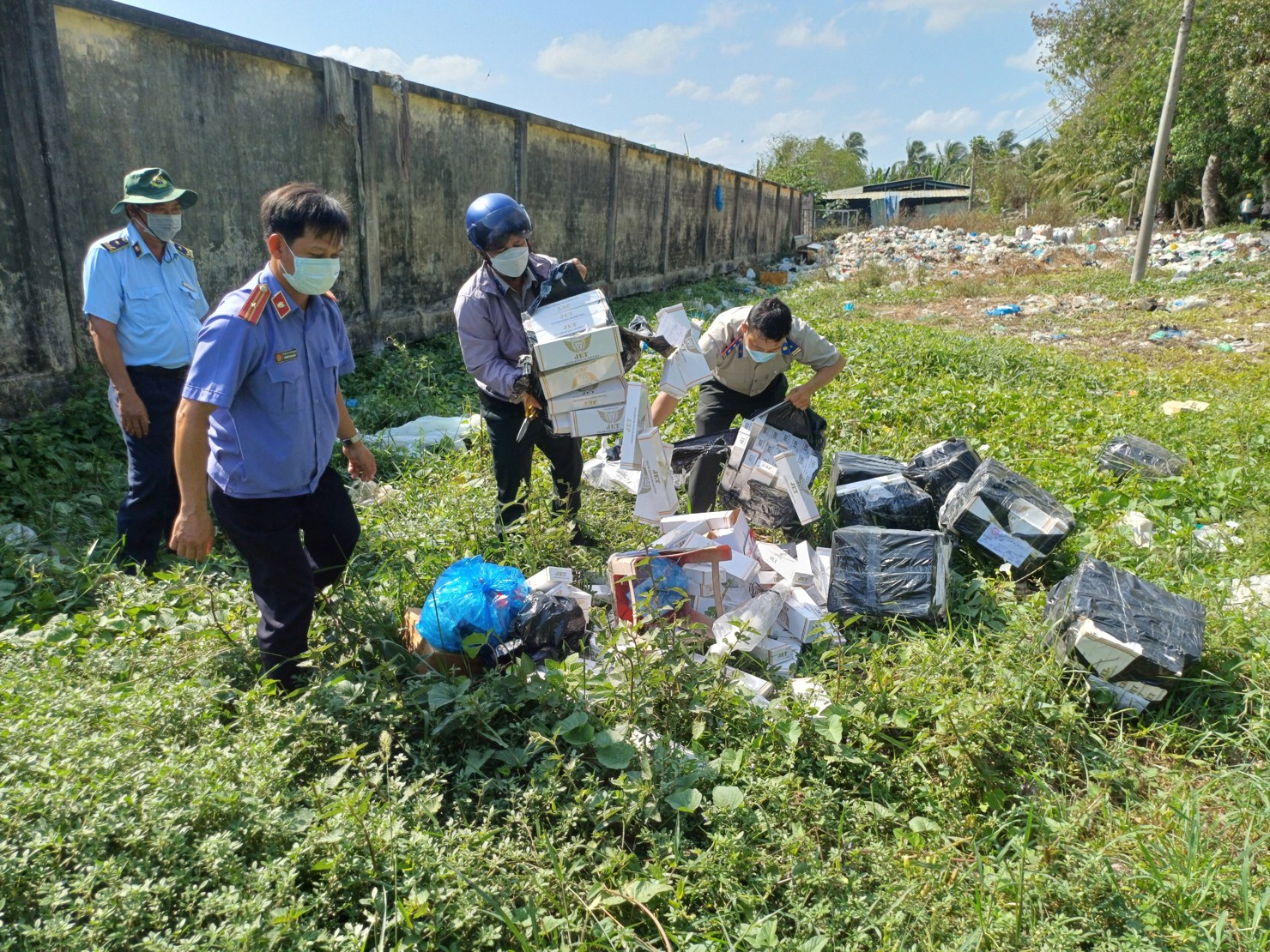 H&agrave;ng h&oacute;a ti&ecirc;u hủy l&agrave; 12.000 bao thuốc l&aacute; điếu nhập lậu bao gồm 7.000 bao Jet; 3.000 bao Hero v&agrave; 2.000 bao Scott.