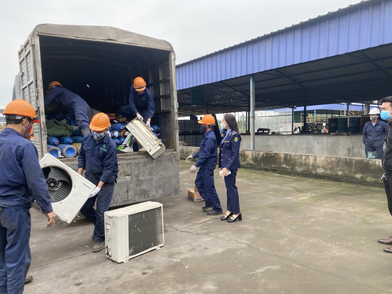 Thái Nguyên: Giám sát, tiêu hủy tài sản là tang vật vi phạm hành chính với tổng trị giá gần 1 tỷ đồng - Ảnh 4