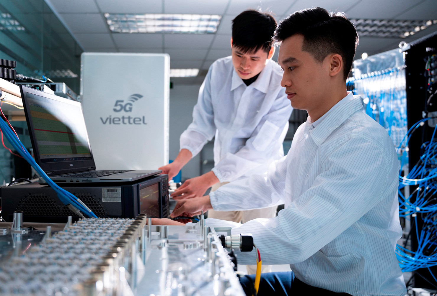 Các kỹ sư của Tổng Công ty Công nghiệp công nghệ cao Viettel nghiên cứu, sản xuất thiết bị 5G. Nguồn: vietnamplus.vn
