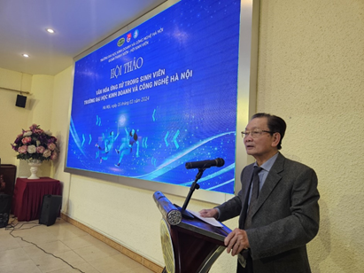 Thầy Nguyễn Như Tuấn, Phó Trưởng phòng Thường trực Phòng Tổ chức cán bộ phát biểu tại hội thảo