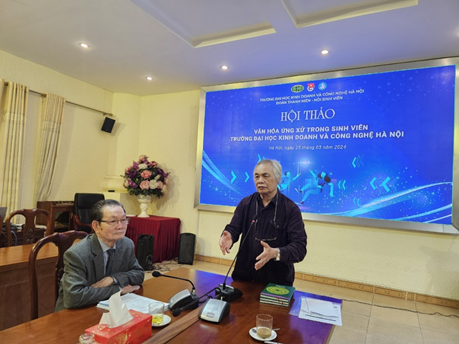 Thầy Nguyễn Trọng Đàn, Phó Giám đốc Trung tâm Khảo thí chia sẻ tại hội thảo