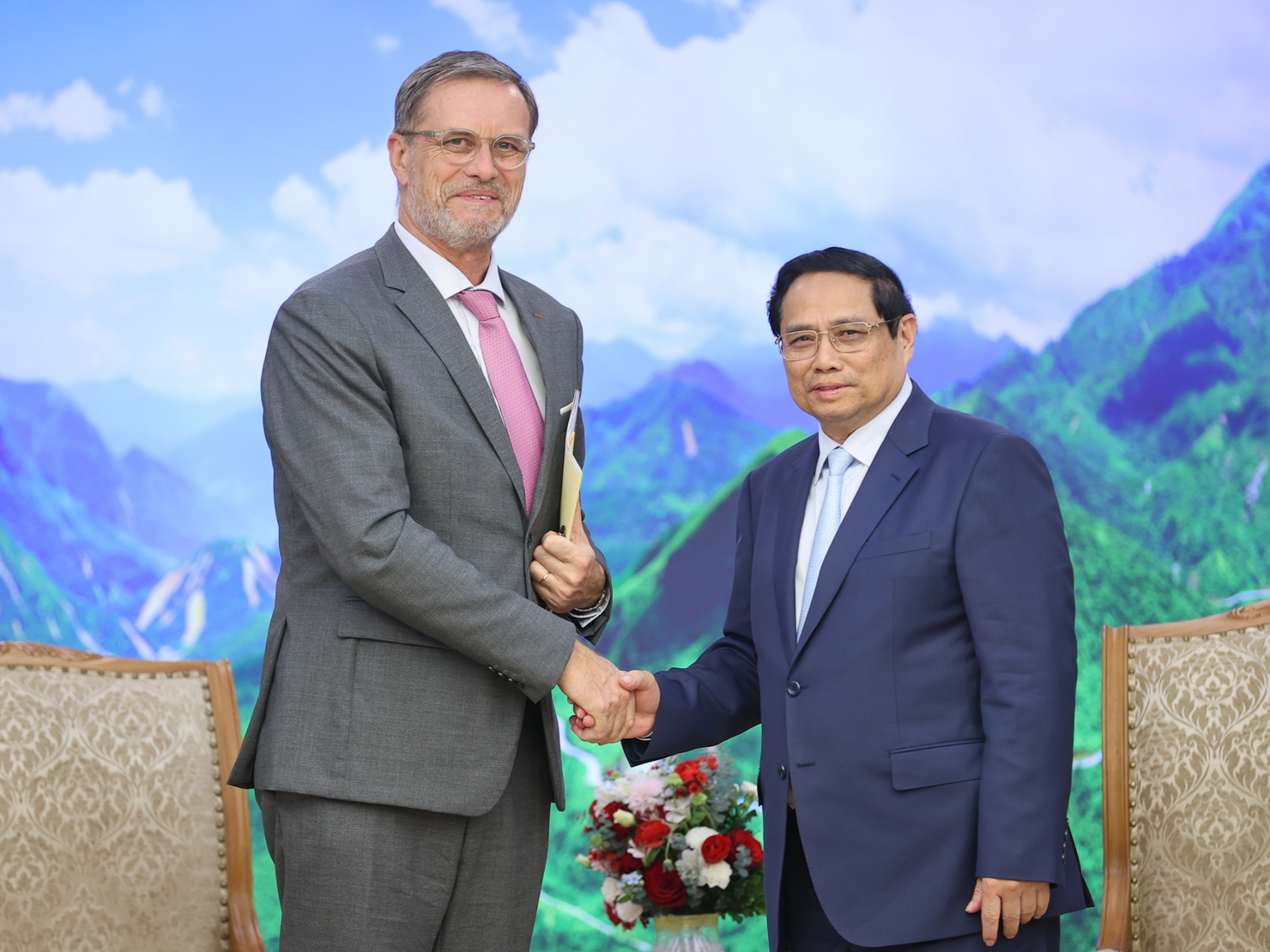 Thủ tướng Phạm Minh Ch&iacute;nh tiếp Đại sứ Olivier Brochet. Ảnh: VGP/ Nhật Bắc