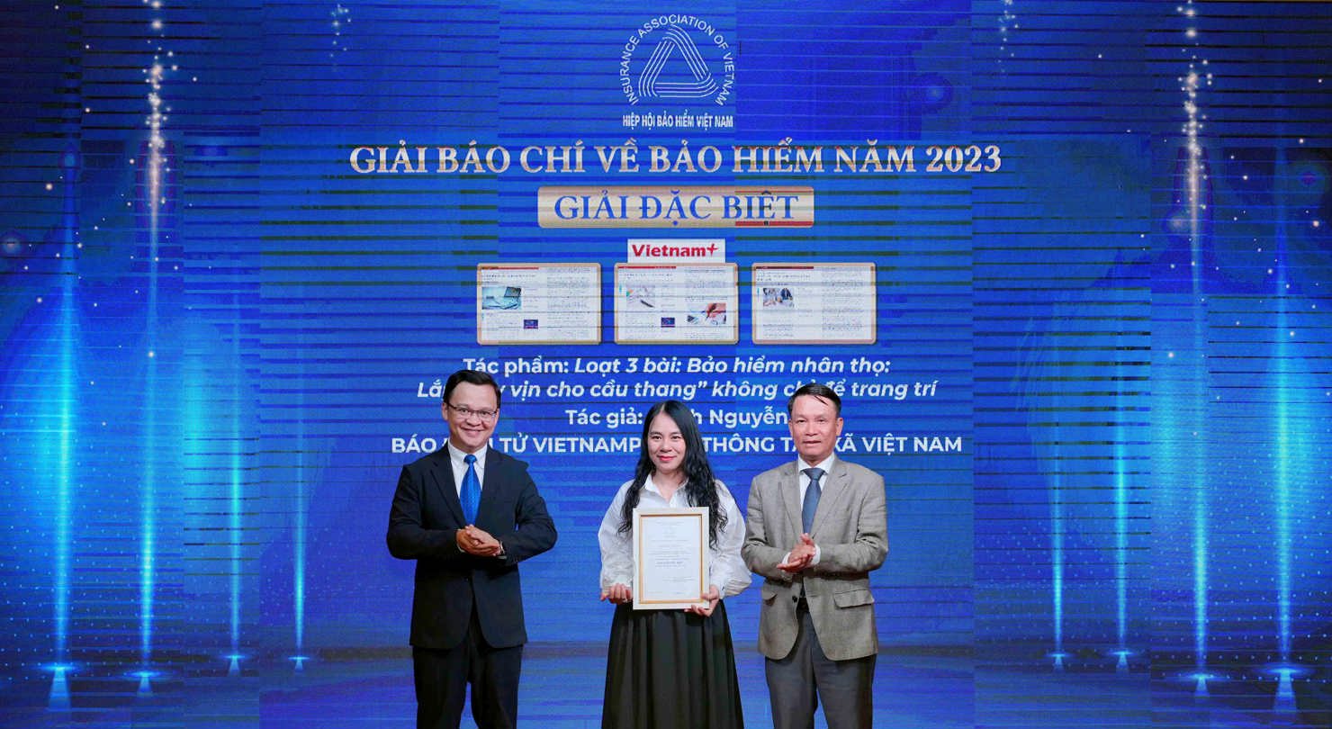 BanTổ chức trao giải đặc biệt cho t&aacute;c giả Hạnh Nguyễn - b&aacute;o điện tử VietnamPlus, Th&ocirc;ng tấn x&atilde; Việt Nam