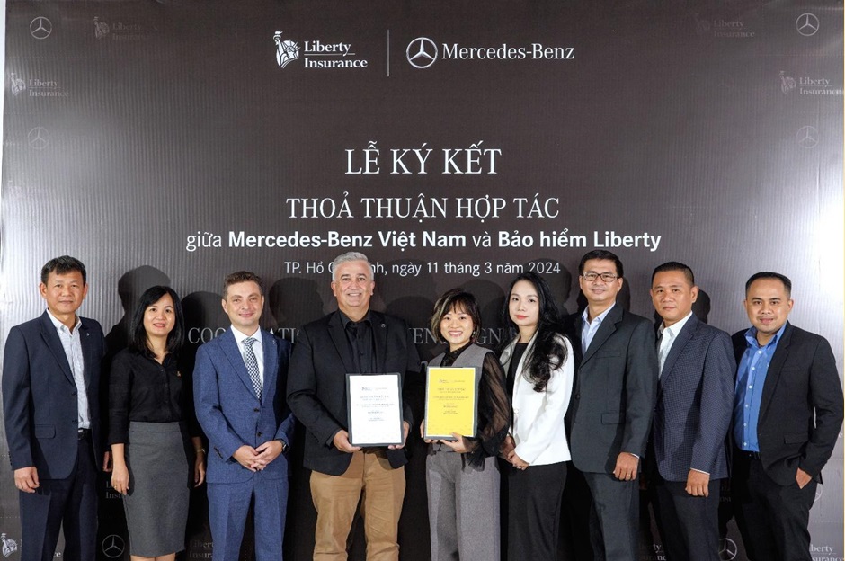 Ban l&atilde;nh đạo của Bảo hiểm Liberty v&agrave; Mercedes-Benz Việt Nam tại Lễ k&yacute; kết thỏa thuận hợp t&aacute;c.
