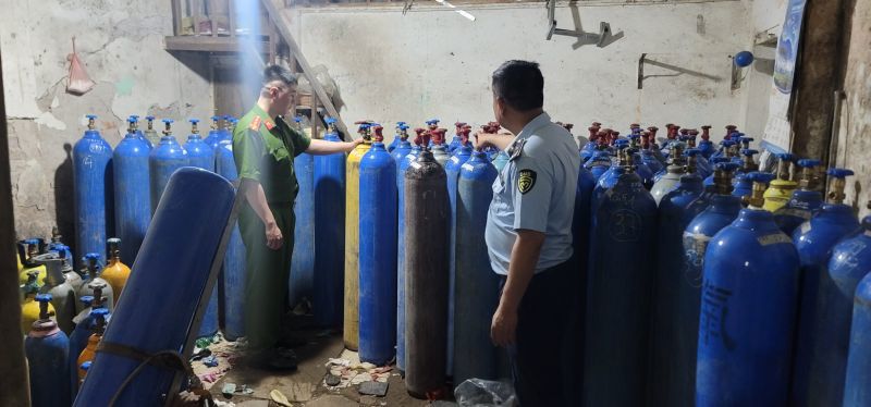 Lực lượng chức năng Hà Nội đã thu giữ toàn bộ 270 bình chứa  khí N20 các loại để xử lý theo đúng  quy định của pháp luật.