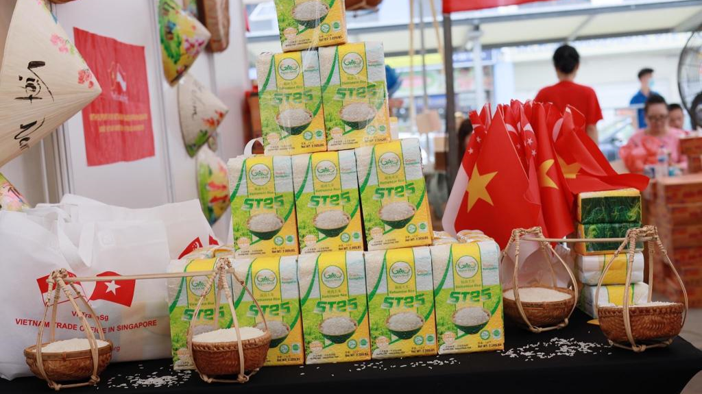 Sản phẩm gạo Việt Nam trưng bày tại Singapore. (Nguồn: Thương vụ Việt Nam tại Singapore).