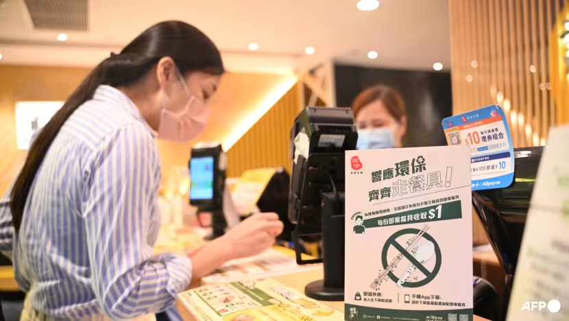 Một tấm biển ghi: nhà hàng sẽ không cung cấp đồ dùng bằng nhựa dùng một lần cho khách hàng ở Hong Kong, ngày 22/4. Ảnh: AFP