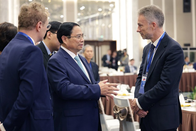 Thủ tướng Phạm Minh Ch&iacute;nh trao đổi với đại diện doanh nghiệp tham dự tọa đ&agrave;m - Ảnh: VGP/Nhật Bắc