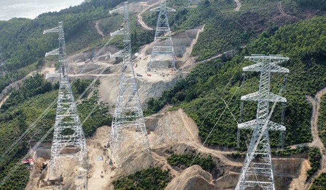 Những khoảng n&eacute;o đầu ti&ecirc;n Dự &aacute;n đường d&acirc;y 500kV mạch 3 đ&atilde; ho&agrave;n th&agrave;nh dựng cột, k&eacute;o d&acirc;y &nbsp;