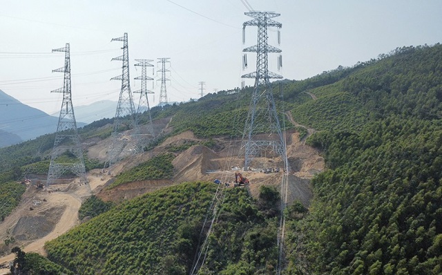 Những khoảng n&eacute;o đầu ti&ecirc;n Dự &aacute;n đường d&acirc;y 500kV mạch 3 đ&atilde; ho&agrave;n th&agrave;nh dựng cột, k&eacute;o d&acirc;y&nbsp;&nbsp;