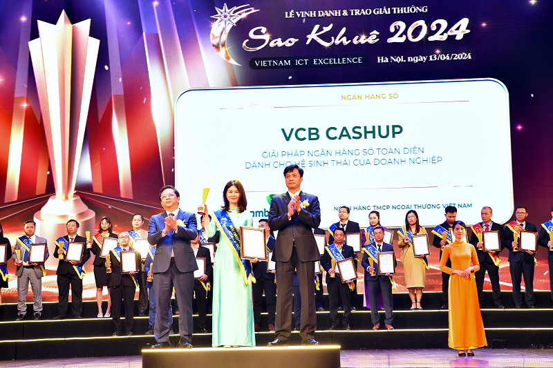Đại diện Vietcombank nhận giải thưởng Sao Khu&ecirc; d&agrave;nh cho giải ph&aacute;p VCB CashUp từ Hiệp hội phần mềm v&agrave; dịch vụ c&ocirc;ng nghệ th&ocirc;ng tin Việt Nam (VINASA)
