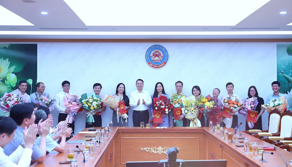 Thứ trưởng Bộ T&agrave;i ch&iacute;nh Nguyễn Đức Chi trao Quyết định, tặng hoa ch&uacute;c mừng cho 12 đồng ch&iacute; nhận quyết định điều động, bổ&nbsp; nhiệm.&nbsp;