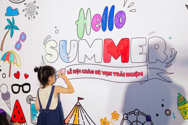 Ngập tràn sắc hè miền nhiệt đới tại Hello Summer Vincom Shophouse Royal Park - Ảnh 3