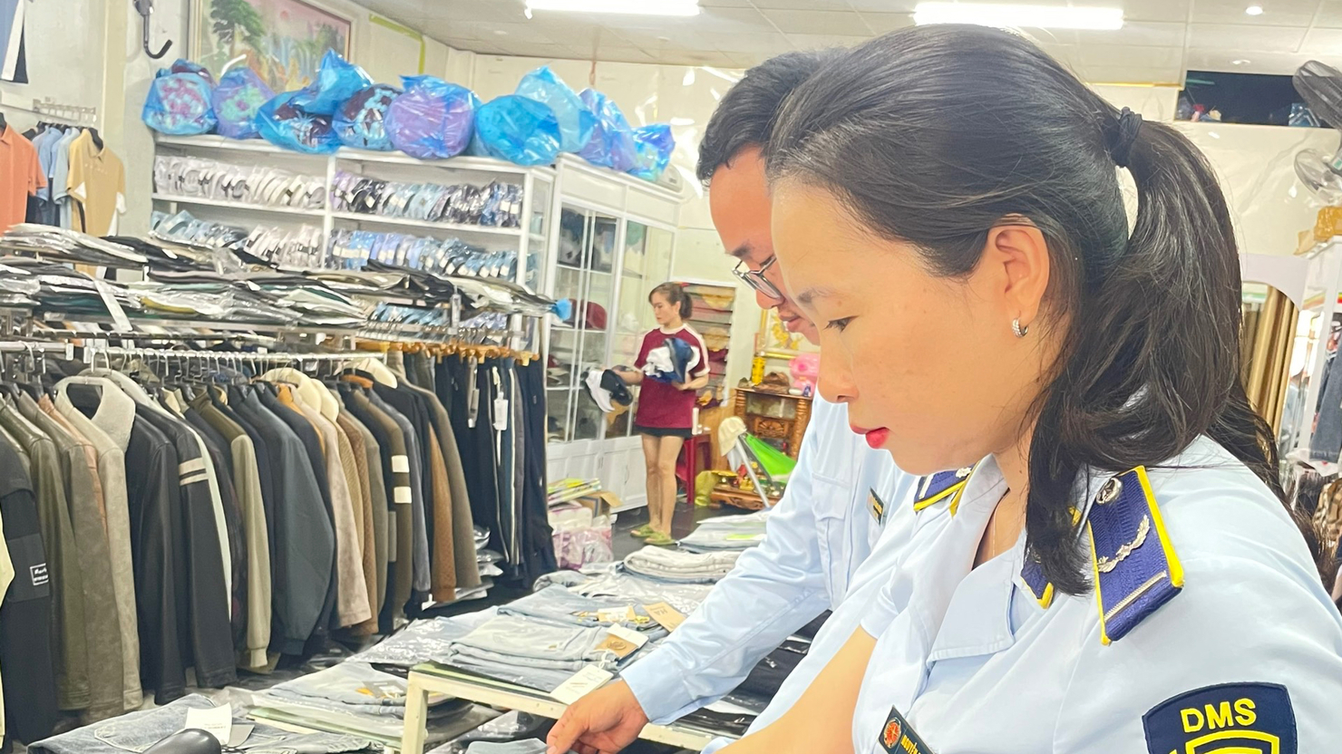 QLTT Quảng Bình kiểm tra hộ kinh doanh thời trang Nguyễn Thị Thương có dấu hiệu kinh doanh hàng hoá giả mạo nhãn hiệu Adidas