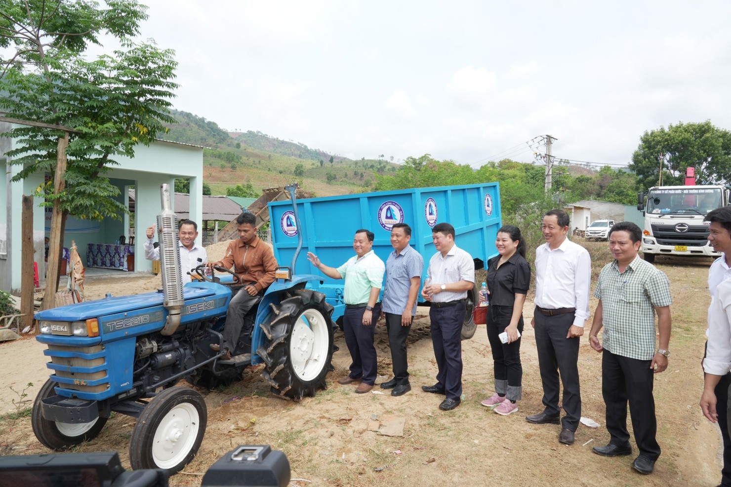 Xe m&aacute;y k&eacute;o c&oacute; gi&aacute; trị 150 triệu đồng, do Biwase t&agrave;i trợ, được c&aacute;n bộ đơn vị trực tiếp vận chuyển trực tiếp từ B&igrave;nh Dương l&ecirc;n Kon Tum.