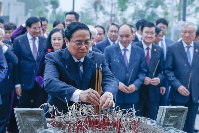 Thủ tướng Ch&iacute;nh phủ Phạm Minh Ch&iacute;nh c&ugrave;ng c&aacute;c đồng ch&iacute; l&atilde;nh đạo, nguy&ecirc;n l&atilde;nh đạo Đảng, Nh&agrave; nước d&acirc;ng hương Đền thờ Liệt sĩ tại chiến trường Điện Bi&ecirc;n Phủ - Ảnh: VGP/Nhật Bắc