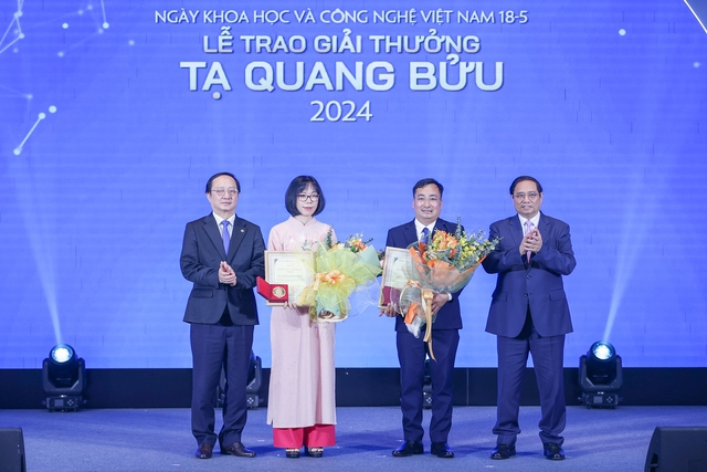 Thủ tướng Phạm Minh Ch&iacute;nh v&agrave; Bộ trưởng KH&amp;CN Huỳnh Th&agrave;nh Đạt trao Giải thưởng Tạ Quang Bửu, tặng hoa ch&uacute;c mừng PGS.TS. Trần Mạnh Tr&iacute; v&agrave; TS. Nguyễn Thị Kim Thanh - Ảnh: VGP/Nhật Bắc