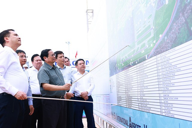 Thủ tướng Phạm Minh Chính và các đại biểu tham quan phối cảnh dự án nhà ga T2.