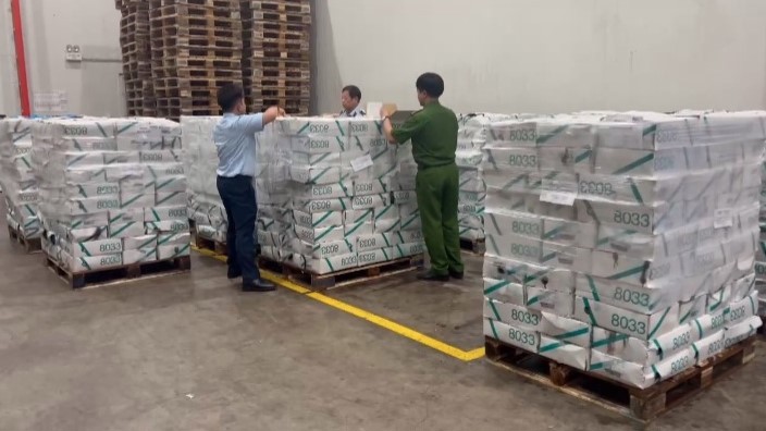 uản lý thị trường TP. Hà Nội đã tạm giữ 11,9 tấn thực phẩm đông lạnh có dấu hiệu nhập lậu tại huyện Mê Linh. Ảnh: QLTT