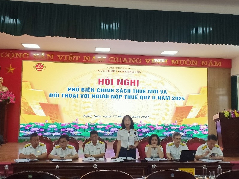 Lãnh đạo Cục thuế Lạng Sơn đối thoại với người nộp thuế.