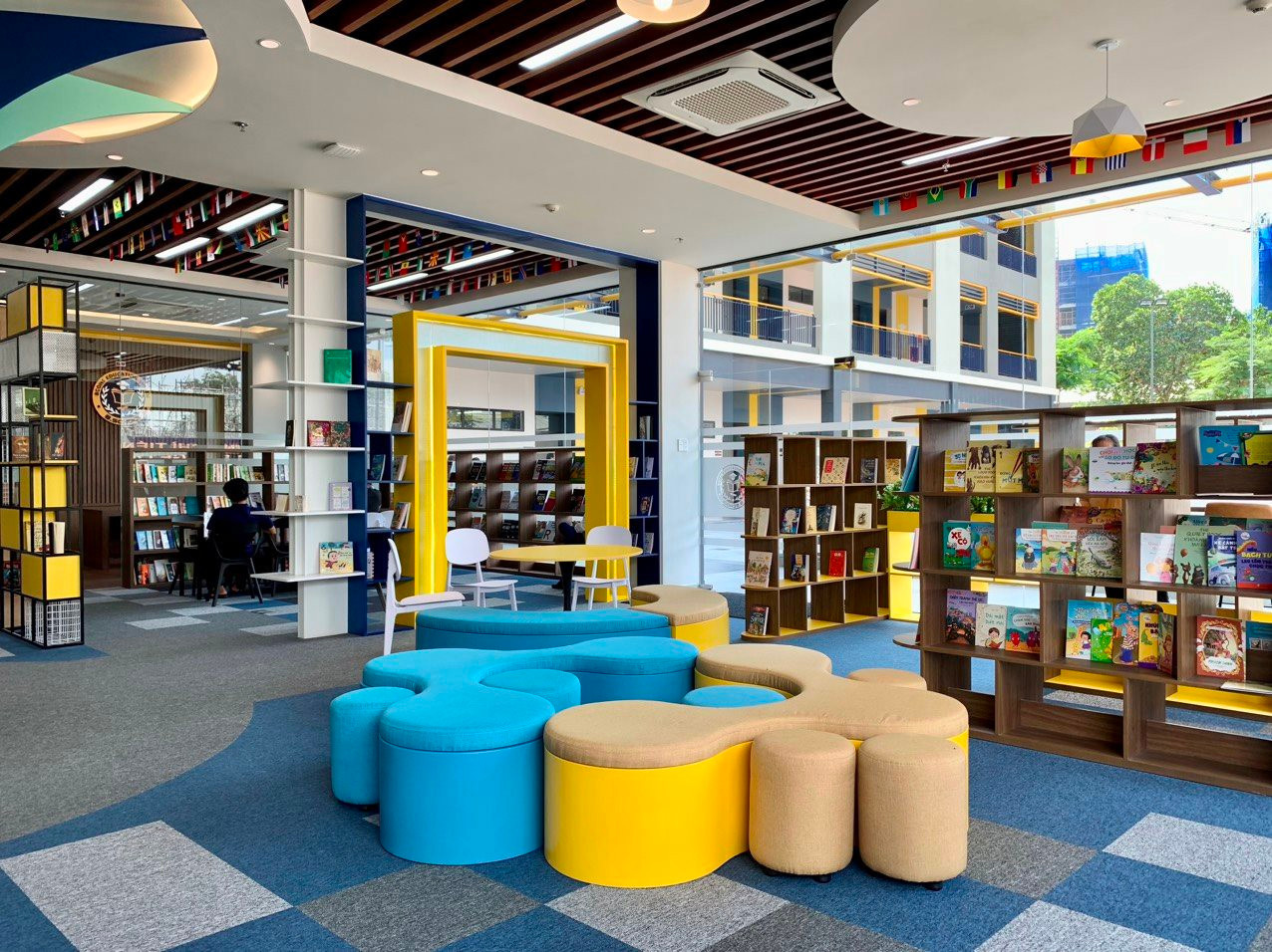 Kh&ocirc;ng gian thư viện của trường mang ti&ecirc;u chuẩn quốc tế với hơn 4000 đầu s&aacute;ch. Ảnh: Bcons
