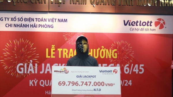 Anh D. nhận giải Jackpot xổ số tự chọn Mega 6/45 kỳ QSMT số 1199. Ảnh: Vietlott.