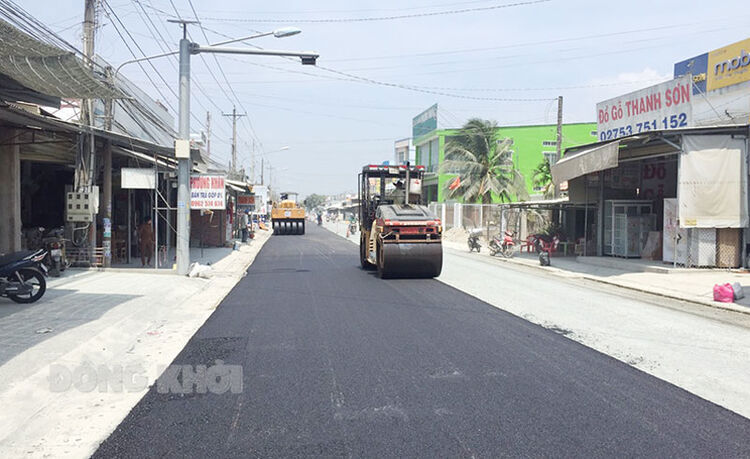 Thảm nhựa, sửa chữa mặt đường quốc lộ 57B, đoạn qua xã Lộc Thuận, huyện Bình Đại, Bến Tre. Ảnh: Thạch Thảo
