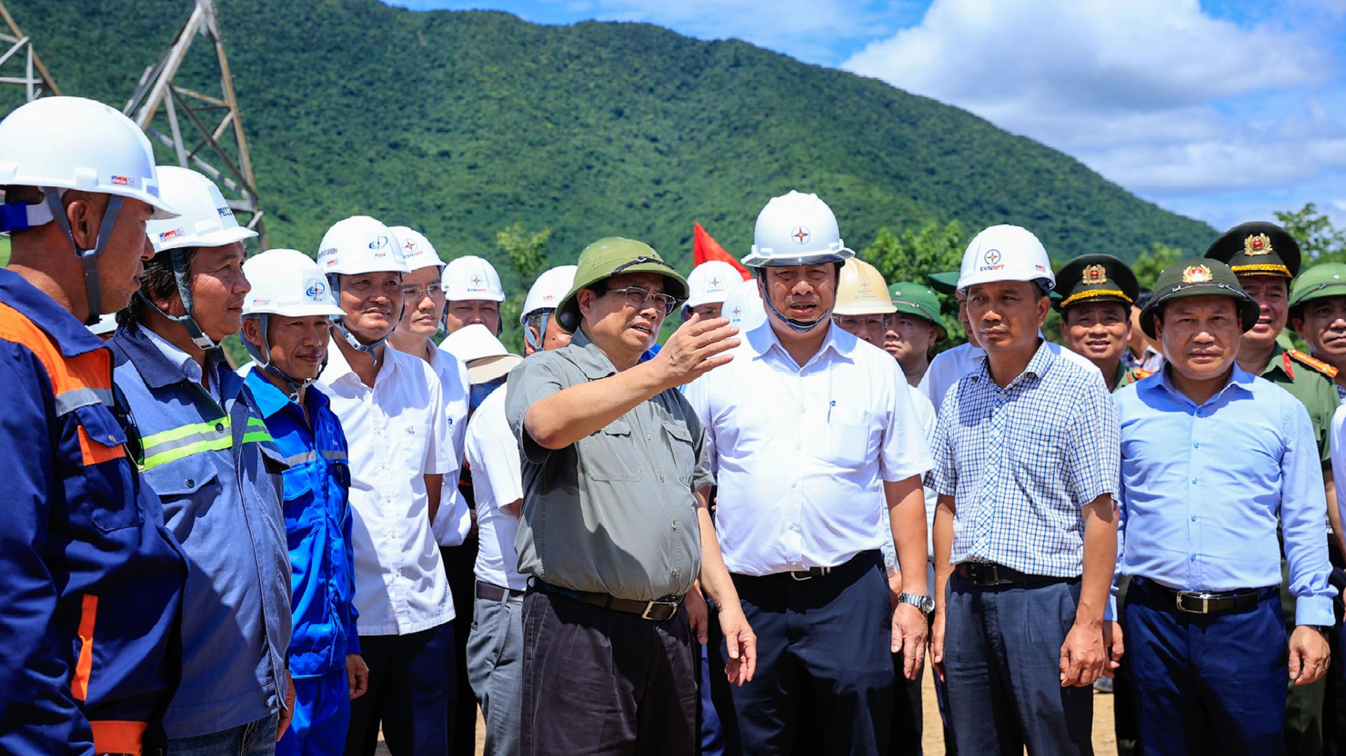 Thủ tướng Phạm Minh Chính kiểm tra, đốc thúc dự án đường dây tải điện 500kV mạch 3 Quảng Trạch (Quảng Bình) - Phố Nối (Hưng Yên). Ảnh: VGP/Nhật Bắc