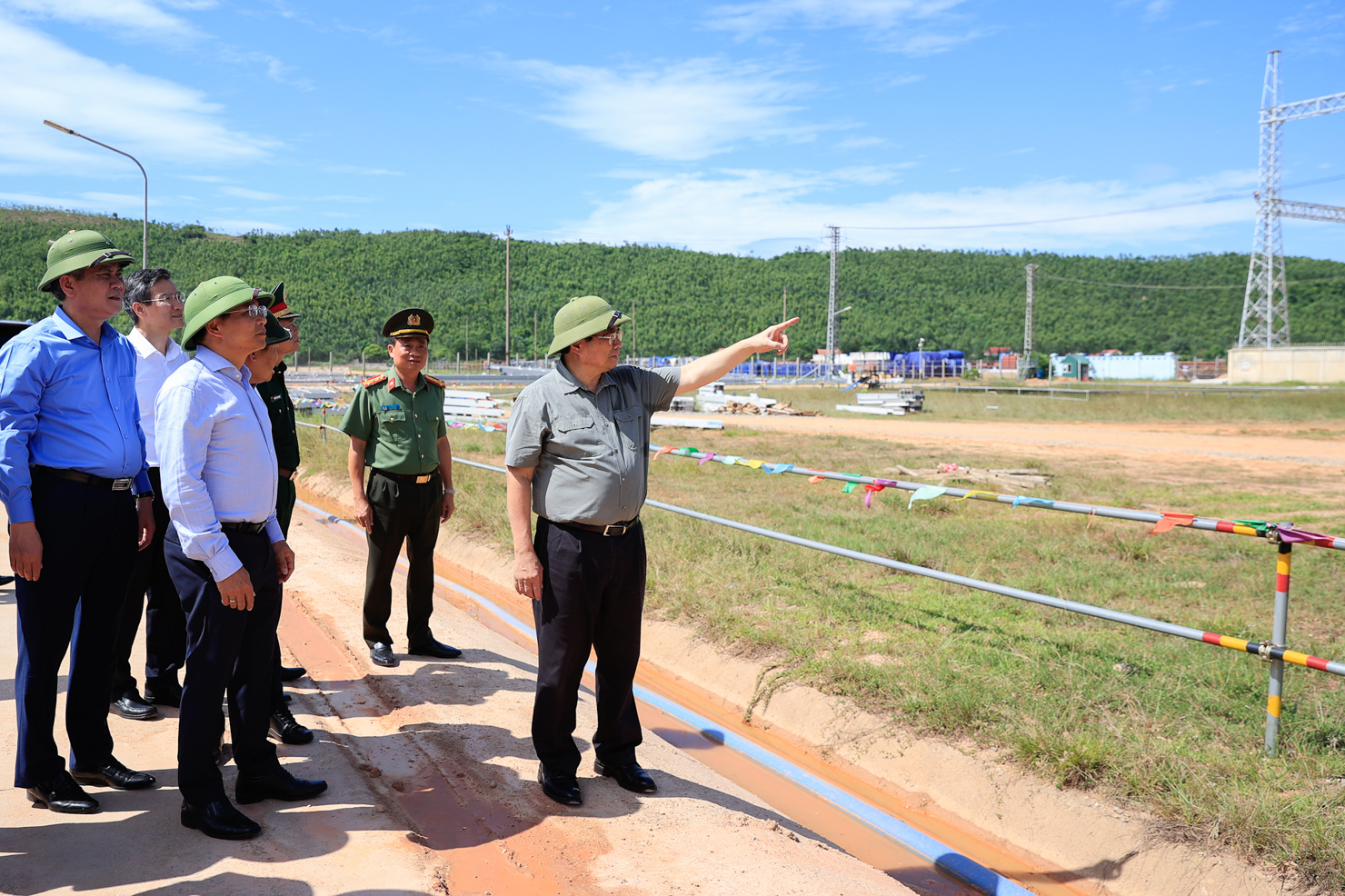 Thủ tướng Phạm Minh Chính kiểm tra, đốc thúc dự án Nhà máy Nhiệt điện Quảng Trạch 1 thuộc Trung tâm Điện lực Quảng Trạch - Ảnh: VGP/Nhật Bắc