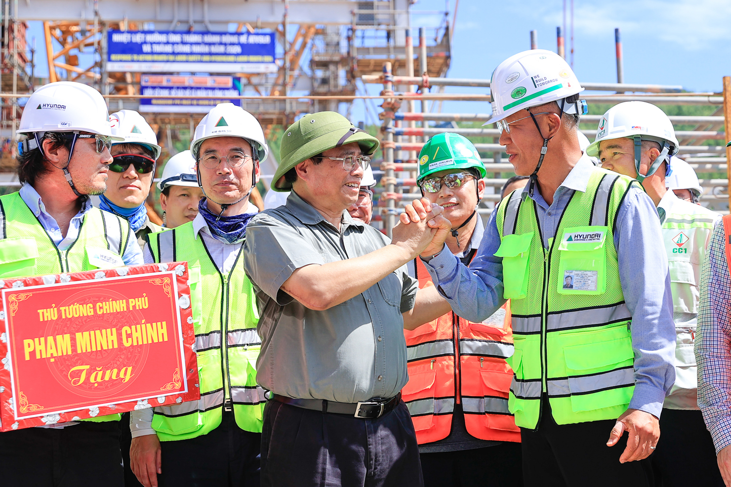 Thủ tướng kiểm tra hiện trường, đôn đốc 2 công trình điện trọng điểm - Ảnh 3